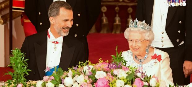 Resultados da pesquisa Resultados da Web Rainha Elizabeth II usa conjunto de joias, confeccionadas com água-marinha, dado pelo Brasil em jantar de gala